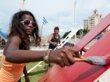 Pintando la paz. Mural de la Brigada Martha Machado en el Malecón de La Habana
